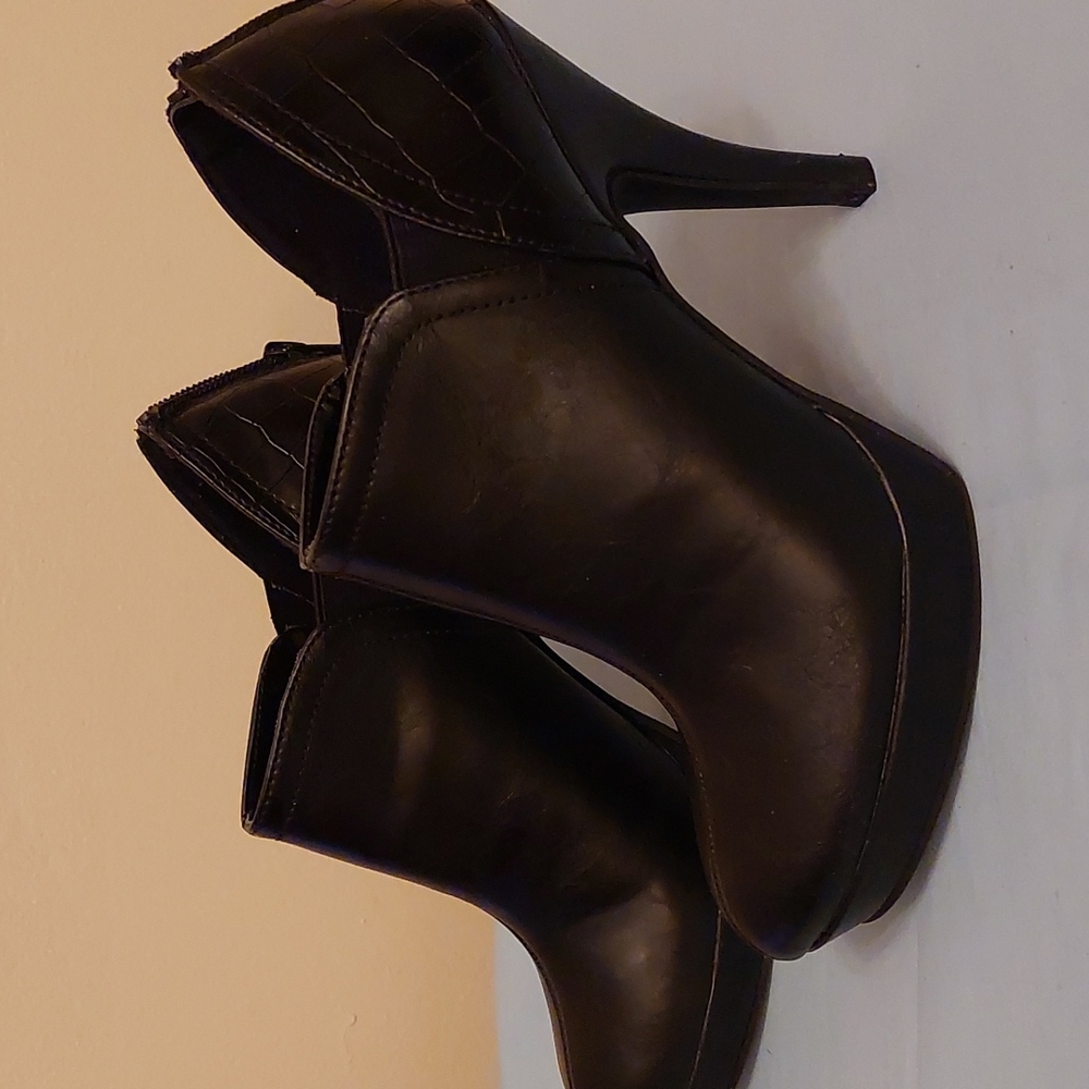 Kenneth Cole Unlisted Black Bootie Shoes 4" Croc Embossed Heel Size 8.5 M